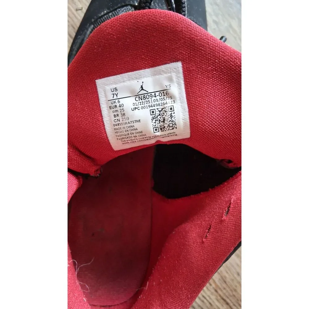 Jordan Max Aura 2 GS Black Gym Red White Sneakers Size 7Y CN8094-016